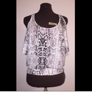 Cold shoulder top 🌸☀️